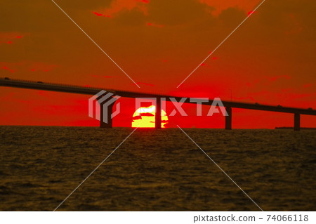 A bright red sunset over the Irabu Bridge 74066118