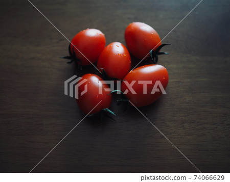 Fresh Organic Vegetable Drop Tomatoes 74066629