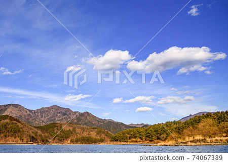 三坂山上清澈的冬季天空和山脈 三坂山上清澈的冬季天空和山脈 74067389