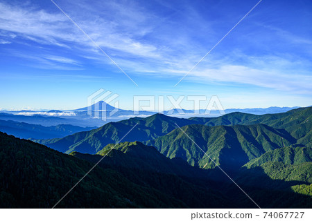 雄偉的富士山聳立在山上和背後(來自小富士山) 雄偉的富士山聳立在山上和背後(來自小富士山) 74067727