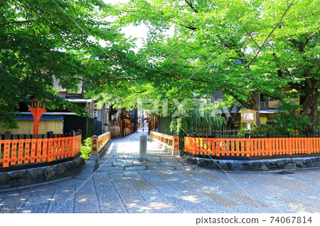 Gion Shirakawa Tatsumihashi and the scenery of the townhouse 74067814