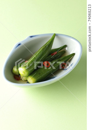 Pickled okra in spicy white 74068213