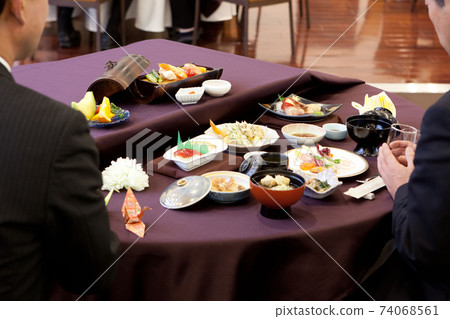 Image of family image 74068561