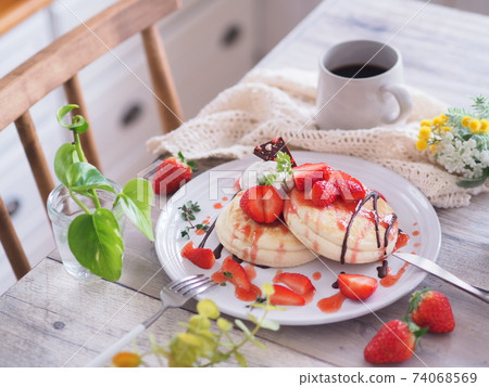 春季甜品草莓煎餅的下午茶時間 74068569