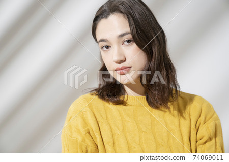 Sunlight and portrait of a woman 74069011