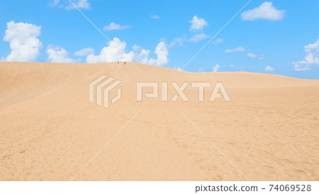 Tottori sand dunes 74069528