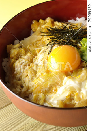 Tamagodon with egg yolk, mitsuba, and chopped seaweed 74069929
