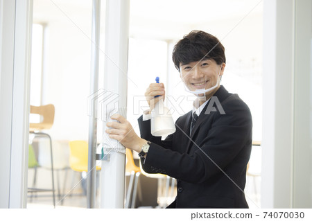 穿著西裝消毒的男人 74070030