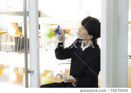 穿著西裝消毒的男人 穿著西裝消毒的男人 74070040