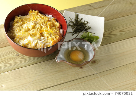 生雞蛋，三葉草，切碎的海藻以及雞蛋和米飯碗 74070051