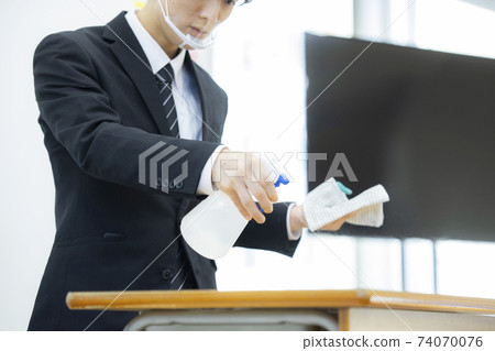 穿著西裝消毒的男人 穿著西裝消毒的男人 74070076