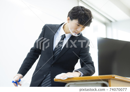 穿著西裝消毒的男人 74070077