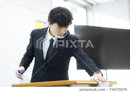 穿著西裝消毒的男人 74070079