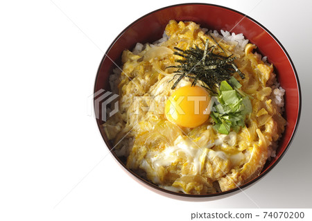 Photographed egg yolk, mitsuba, and egg bowl with chopped seaweed on a white background (overhead view) 74070200