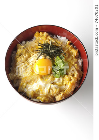 Photographed egg yolk, mitsuba, and egg bowl with chopped seaweed on a white background (overhead view) Photographed egg yolk, mitsuba, and egg bowl with chopped seaweed on a white background (overhead view) 74070201