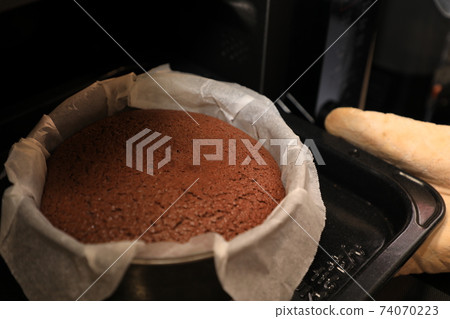 為孫子的生日準備巧克力蛋糕 為孫子的生日準備巧克力蛋糕 74070223
