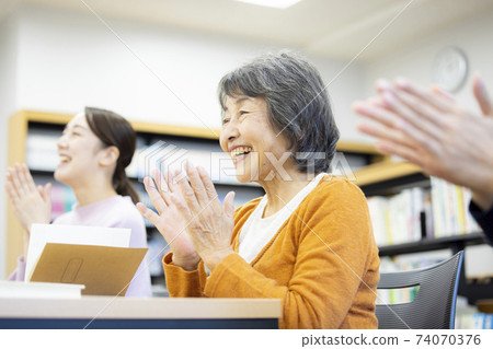 Library Senior Library Senior 74070376