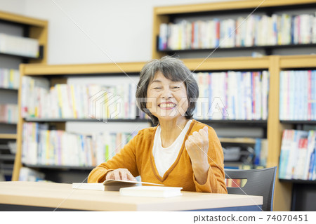 Library Senior Library Senior 74070451