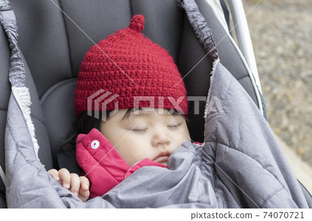 Baby sleeping in a stroller (0 years old, 7 months old, girl, Japanese) Baby sleeping in a stroller (0 years old, 7 months old, girl, Japanese) 74070721