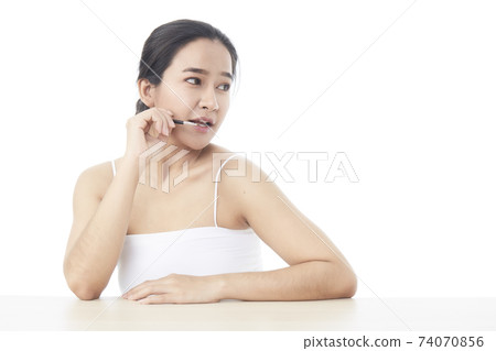 Beauty Asian girl with makeup brushes Beauty Asian girl with makeup brushes 74070856
