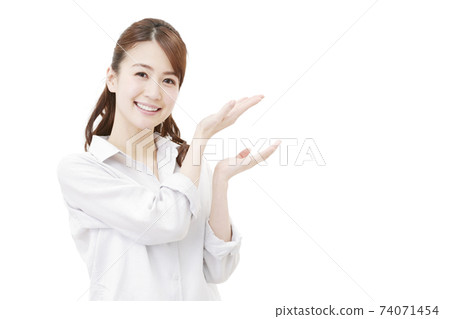 指導的女性 74071454