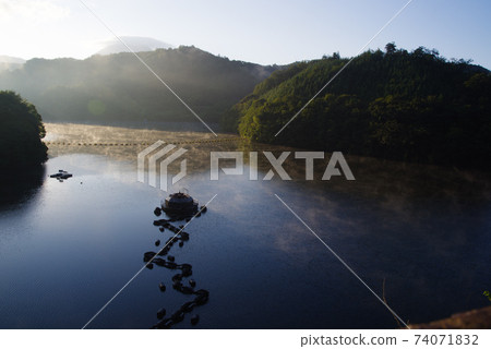 島根縣大田市桑部水壩清晨的沙彌湖（2020年9月） 74071832
