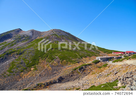 Gifu Prefecture (Nagano Prefecture) View the direction of Mt. Asahi and Mt. Norikura (Kengamine) from the road at the foot of Mt. Marishitendake on Mt. Norikura 74072694