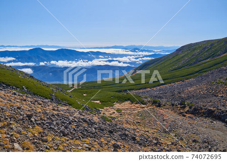 從岐阜縣（長野縣）Norikura山上的山林小屋（片野高野）附近查看東部方向（八森山等） 74072695