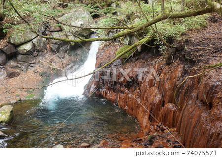 Leaky shaded waterfall 74075571