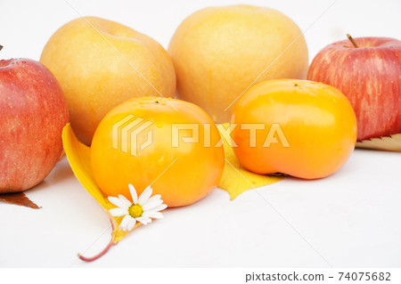 Pear, apple, sweet persimmon from the side 74075682