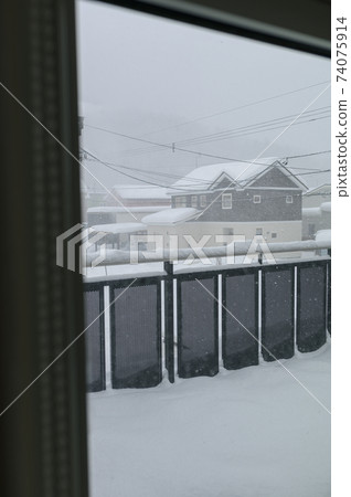 Snowstorm seen from the window Snowstorm seen from the window 74075914