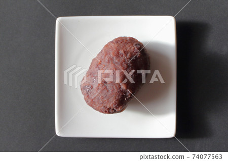A bale-shaped rice cake from a bird's-eye view A bale-shaped rice cake from a bird's-eye view 74077563