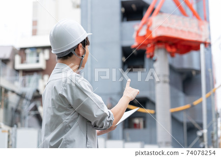 戴著頭盔在建築工地工作的年輕工人的背影 74078254