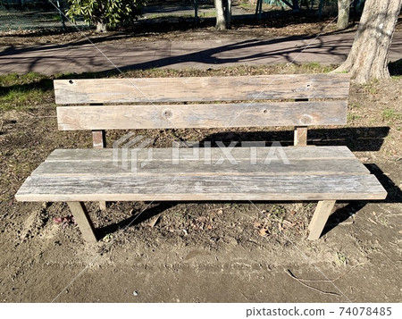 寂寞的公園長椅上冬天 74078485