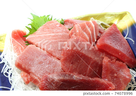 Fresh and beautiful bluefin tuna sashimi Fresh and beautiful bluefin tuna sashimi 74078996