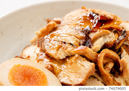 Served with chicken char siu and boiled egg. 74079005
