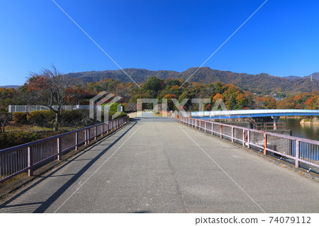 從北山水庫看到的六甲山和秋葉 74079112
