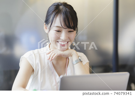 在PC上微笑的女性商業場景 在PC上微笑的女性商業場景 74079341