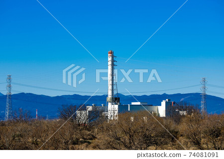 Sa玉縣坂戶市東清潔中心的煙囪和藍天 74081091