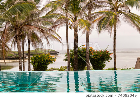 Swimming pool overlooking Swimming pool overlooking 74082049