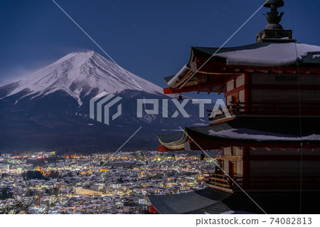 山梨縣富士吉田市和世界遺產富士山和中瑞人塔的城市景觀夜景 山梨縣富士吉田市和世界遺產富士山和中瑞人塔的城市景觀夜景 74082813