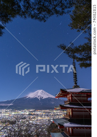 山梨縣富士吉田市和世界遺產富士山和中瑞人塔的城市景觀夜景 山梨縣富士吉田市和世界遺產富士山和中瑞人塔的城市景觀夜景 74082815