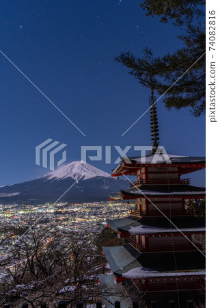 山梨縣富士吉田市和世界遺產富士山和中瑞人塔的城市景觀夜景 74082816