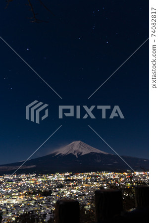 山梨縣富士吉田市和世界遺產富士山和中瑞人塔的城市景觀夜景 山梨縣富士吉田市和世界遺產富士山和中瑞人塔的城市景觀夜景 74082817