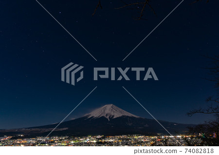 山梨縣富士吉田市和世界遺產富士山和中瑞人塔的城市景觀夜景 74082818