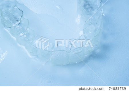 Invisible bracket aligners 74083789