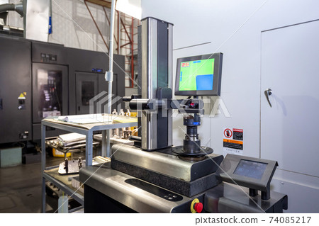 Laser device for setting up tools outside the machine with a TFT monitor . Metalworking shop 74085217