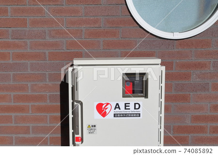 緊急情況下的AED(自動體外除顫器) 緊急情況下的AED(自動體外除顫器) 74085892