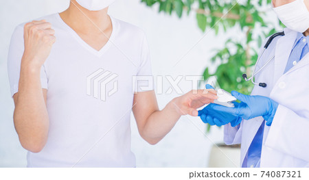 用脈搏血氧儀測量飽和度時做膽量的男性患者姿勢 用脈搏血氧儀測量飽和度時做膽量的男性患者姿勢 74087321