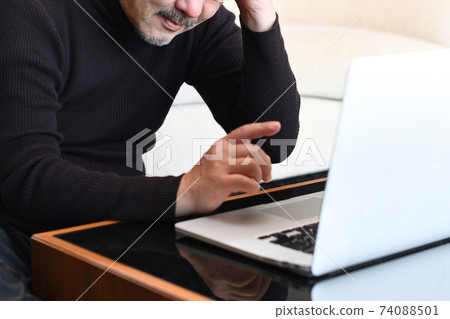 老人（老人）在電腦前擔心 74088501